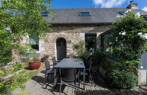 Paimpol House | Holiday Home 'Gite Les Coquelicots Proche Mer' with Private Terrace, Private Garden and Wi-Fi