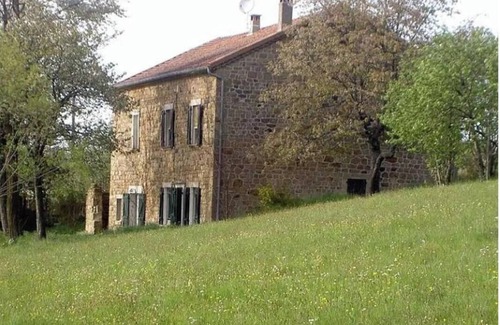 Vielprat House | Holiday Home 'Gites Des Gorges De La Loire' with Private Garden and Wi-Fi