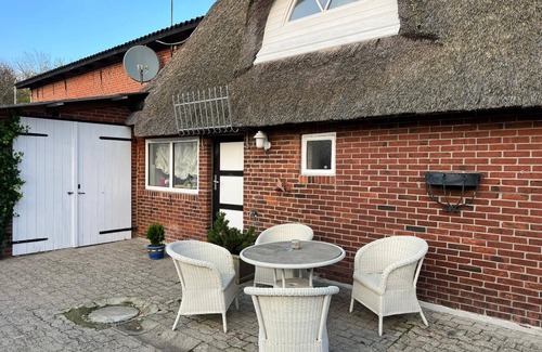 Langenhorn House | Holiday Home "Großes Reetdachhaus Langenhorn" with Garden, Terrace & Wi-Fi