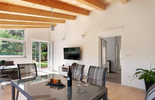 Banjole House | Holiday Home Hana-Stunning peninsula- with Hot Tub