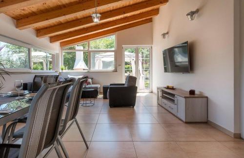 Banjole House | Holiday Home Hana-Stunning peninsula- with Hot Tub