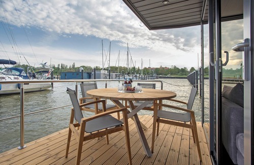 Knieper Nord House | Holiday Home 'Hausboot Seeadler Stralsund' with Sea View, Private Terrace and a sauna