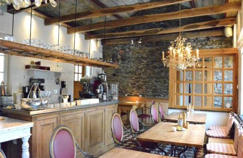 Gembes House | Holiday Home in Bièvre with Terrace, cleaning included