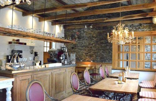 Gembes House | Holiday Home in Bièvre with Terrace