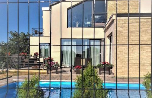 Lany House | Holiday Home in Kladno with Private Pool
