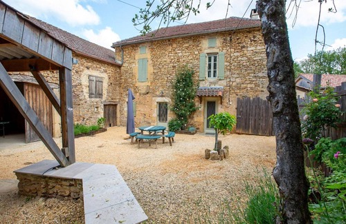 Loubejac House | Holiday Home in Loubejac with Bubble Bath