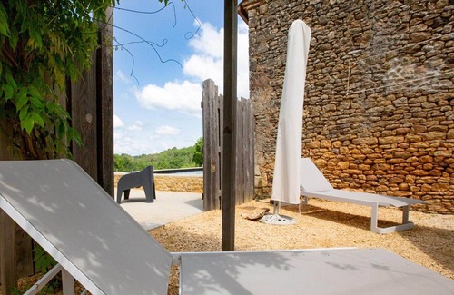Loubejac House | Holiday Home in Loubejac with Bubble Bath