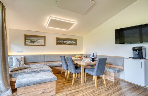 Schonbach Apartment | Holiday Home in Neukirchen with Mountain Views