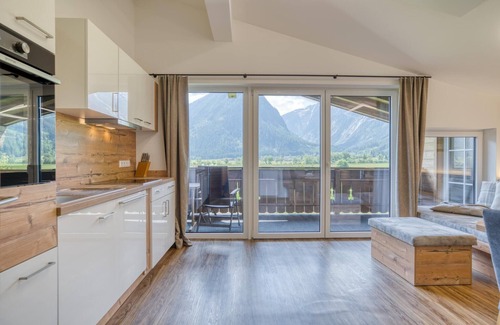 Schonbach Apartment | Holiday Home in Neukirchen with Mountain Views