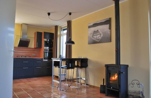 Ooltgensplaat House | Holiday Home in Ooltgensplaat by Lake