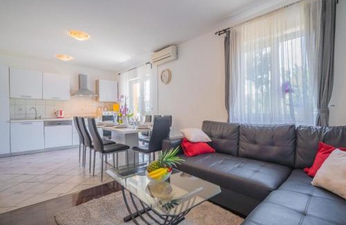 Drivenik House | Holiday Home Ivona by Interhome