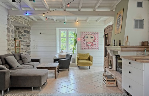 Prat-Bonrepaux House | Holiday Home 'La Mouline' with Mountain View, Wi-Fi and Air Conditioning
