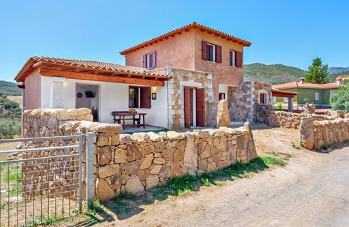 Schifoni House | Holiday Home 'La Minda' with Mountain View, Private Terrace and Wi-Fi