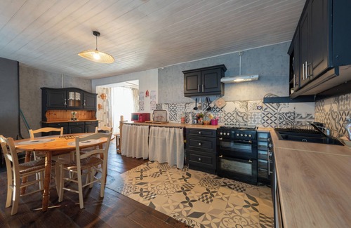 Escot House | Holiday Home 'La Pondique' with Mountain View, Private Terrace and Wi-Fi