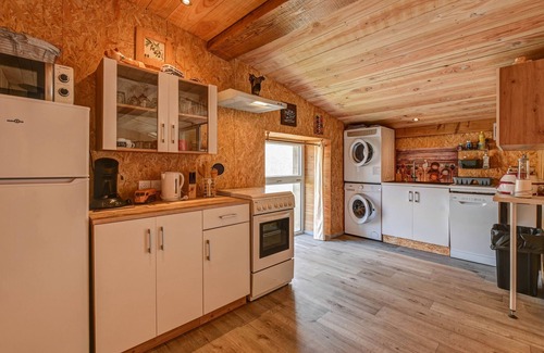Roquefeuil House | Holiday Home 'Le Pic Du Midi' with Mountain View, Shared Terrace and Wi-Fi