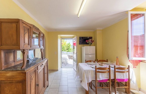 Gravieres House | Holiday Home 'Le Rez-de-Chaussée' with Mountain View, Shared Pool and Air Conditioning
