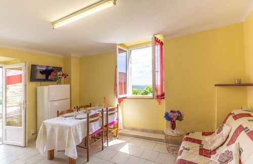 Gravieres House | Holiday Home 'Le Rez-de-Chaussée' with Mountain View, Shared Pool and Air Conditioning