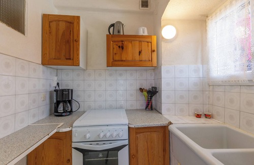 Gravieres House | Holiday Home 'Le Rez-de-Chaussée' with Mountain View, Shared Pool and Air Conditioning