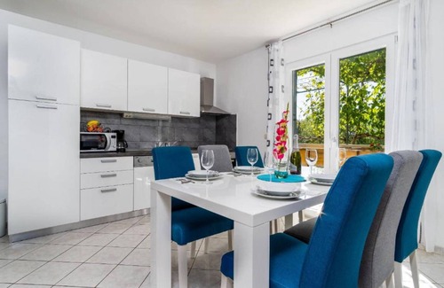 Primorski Dolac House | Holiday Home Mendula