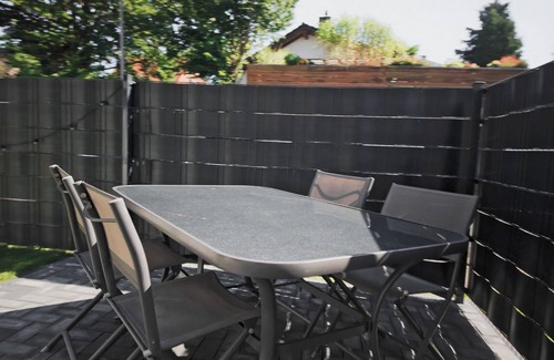 Hildesheim District House | Holiday Home 'M Und S - Landidyll Am Weiher' with Lake View, Private Terrace and Wi-Fi