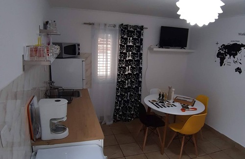 Banici House | Holiday Home Magazin- One Bedroom Apartment with Terrace and Sea View