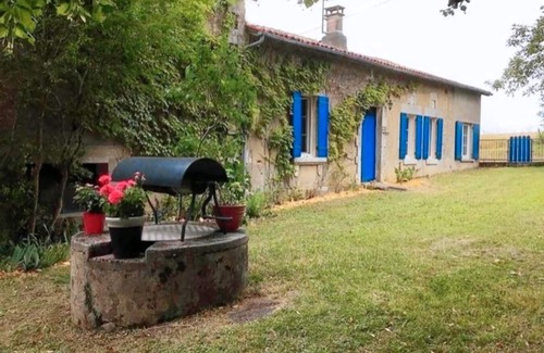 Brossac House | Holiday Home 'Maison De Vacances Avec Piscine' with Private Pool, Private Terrace and Wi-Fi