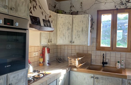 Pebrac House | Holiday Home 'Maison Insolite De Mi-montagne' with Mountain View, Terrace and Wi-Fi