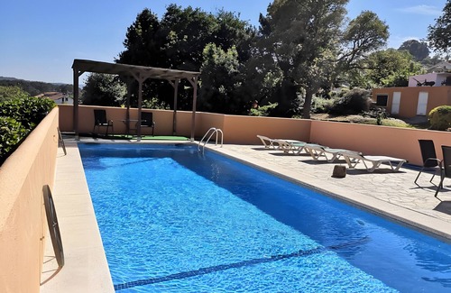 O Rosal House | Holiday Home 'Mino Lodge' with Mountain View, Shared Pool and Wi-Fi