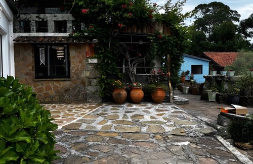 O Rosal House | Holiday Home 'Mino Lodge' with Mountain View, Shared Pool and Wi-Fi