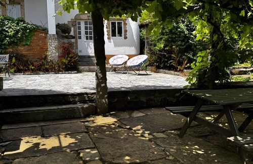 O Rosal House | Holiday Home 'Mino Lodge' with Mountain View, Shared Pool and Wi-Fi