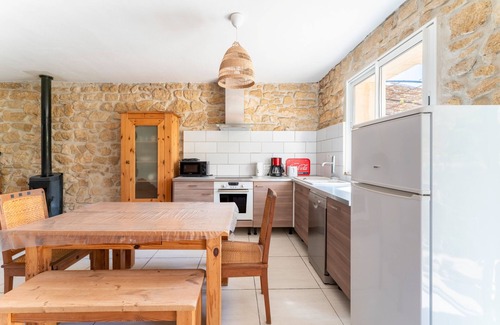 Monteux House | Holiday Home 'Monteux' with Shared Pool, Private Terrace and Wi-Fi
