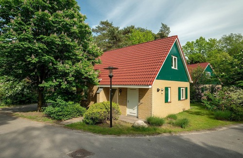 Diessen House | Holiday Home in Diessen near Green Park