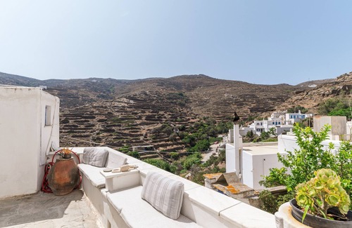 Megas Yialos-Nites House | Holiday Home 'Platia Tinos Cycladic Cottage' with Mountain View, Private Terrace and Balcony