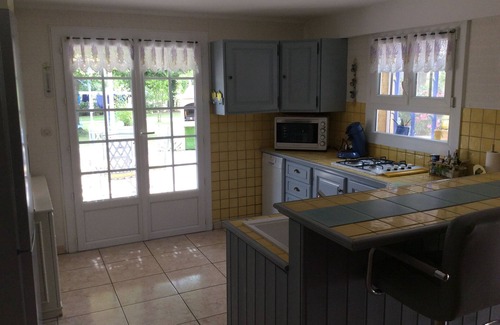 Piolenc House | Holiday Home 'Rez-de-villa Avec Piscine' with Private Pool, Private Terrace and Wi-Fi