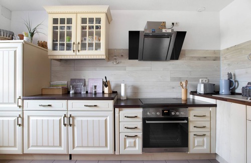 Klanxbuell House | Holiday Home 'Schwalbennest' with Private Terrace, Private Garden and Wi-Fi