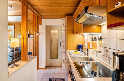 Helmarshausen House | Holiday Home 'Steinbrecher' with Mountain View, Private Terrace and Wi-Fi