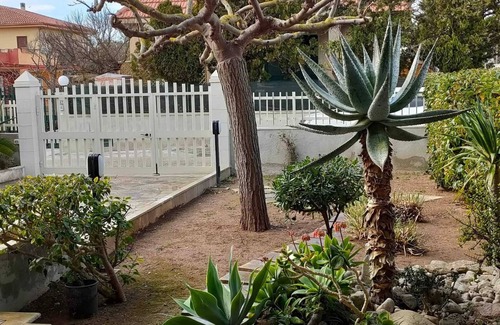 Marina di Modica House | Holiday Home 'Villetta Roby' with Private Terrace, Private Garden and Air Conditioning