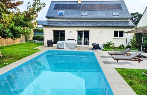 Saint-Briac-sur-Mer House | Holiday Home Villa des neuf plages by Interhome