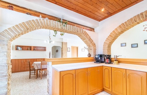 Marathias House | Holiday Home 'Villa Theo' with Mountain View, Wi-Fi and Air Conditioning