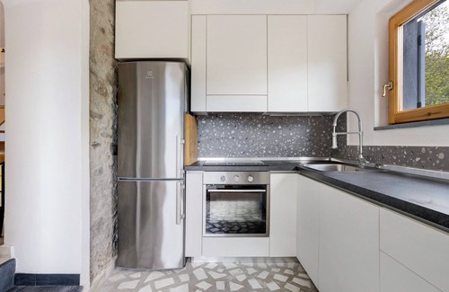Luni House | Holiday Home 'Villino Marco' with Private Terrace, Wi-Fi and Air Conditioning