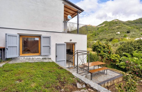 Luni House | Holiday Home 'Villino Marco' with Private Terrace, Wi-Fi and Air Conditioning