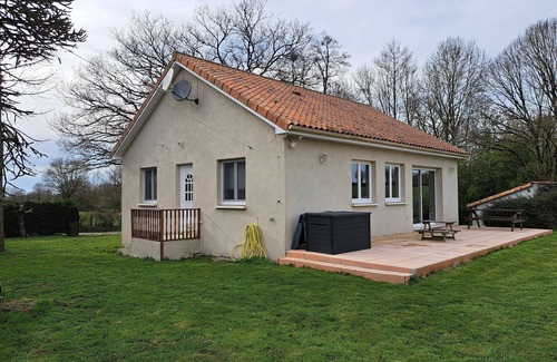 Fenery House | Holiday home with lake and grounds for families and groups.