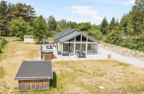 Hoensinge House | Holiday Home With Outdoor Jacuzzi And Shelter
