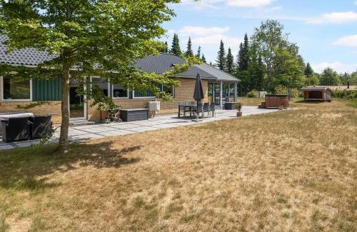 Hoensinge House | Holiday Home With Outdoor Jacuzzi And Shelter