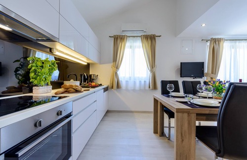 Zaton House | Holiday Home with Private heated Pool, Sea view & Basketball Court