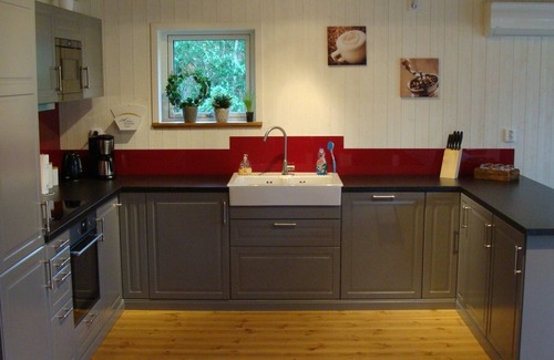 Hultsfred House | Holiday house NERBJÄRKEN, quiet location, 150m from the lake, bathing jetty, boat, hot tub.