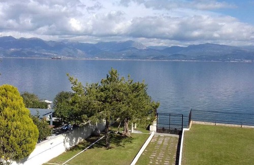 Psathopirgos House | Holiday House on the beach