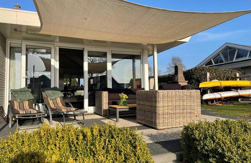 Makkum House | Holiday house with jetty, internet, digital TV, sauna