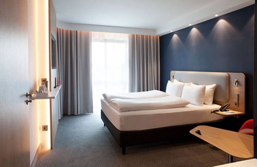 Lichtenbroich Hotel | Holiday Inn Express Düsseldorf Airport by IHG