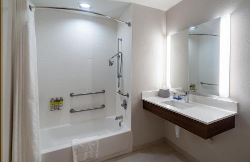 Talladega Hotel | Holiday Inn Express Hotel & Suites Talladega by IHG